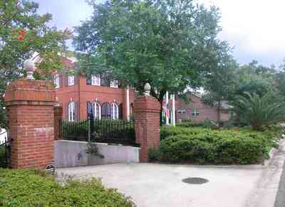 East-Hill:-2000-Whaley-Avenue_05.jpg:  red brick house, impatiens, box hedges, oak trees, columns, shutters, 